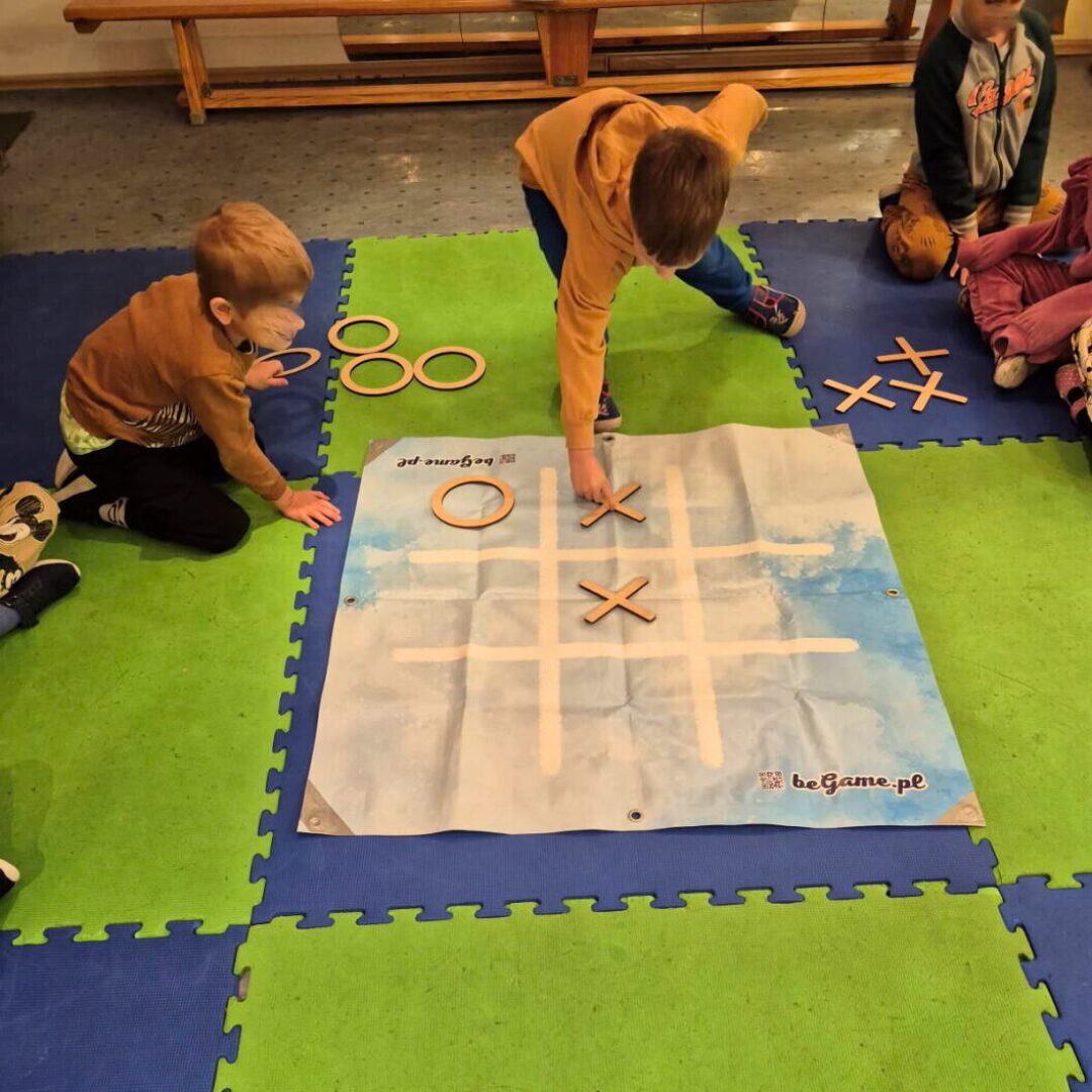Gra korytarzowa „Kółko i krzyżyk” – wielkoformatowa plansza z polami do zabawy w logiczne myślenie i strategię