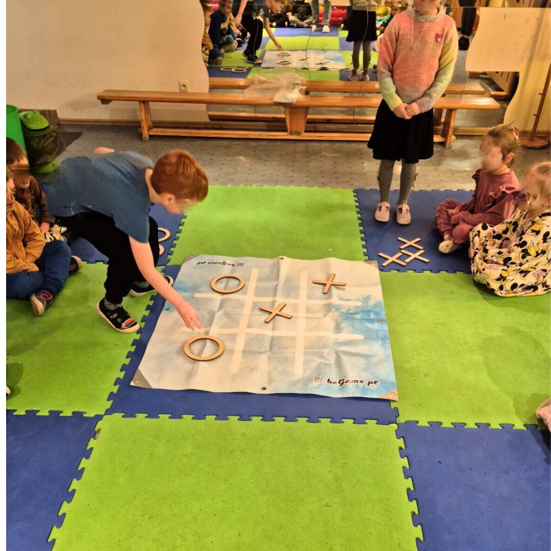 Gra korytarzowa „Kółko i krzyżyk” – wielkoformatowa plansza z polami do zabawy w logiczne myślenie i strategię