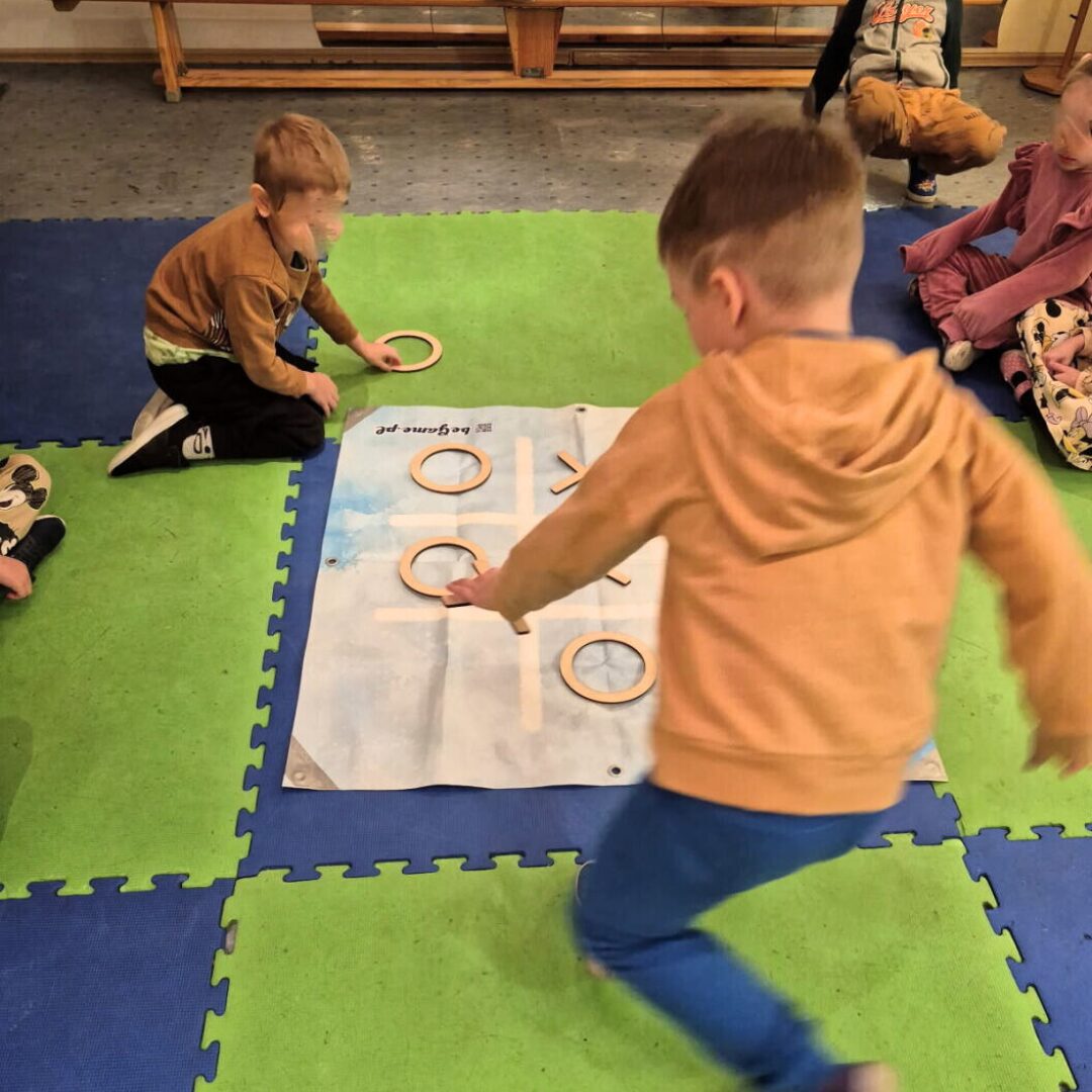 Gra korytarzowa „Kółko i krzyżyk” – wielkoformatowa plansza z polami do zabawy w logiczne myślenie i strategię