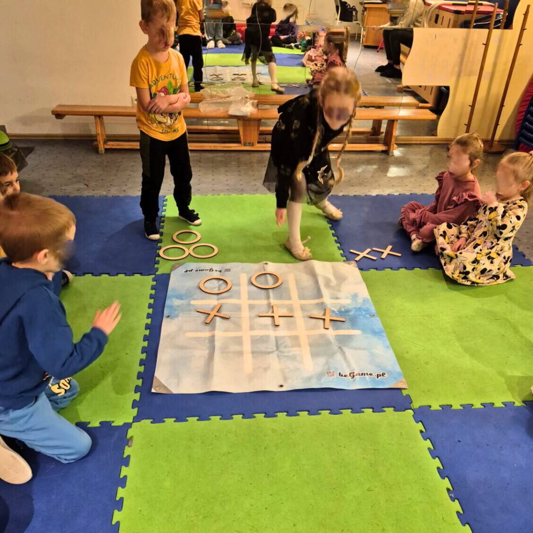 Gra korytarzowa „Kółko i krzyżyk” – wielkoformatowa plansza z polami do zabawy w logiczne myślenie i strategię