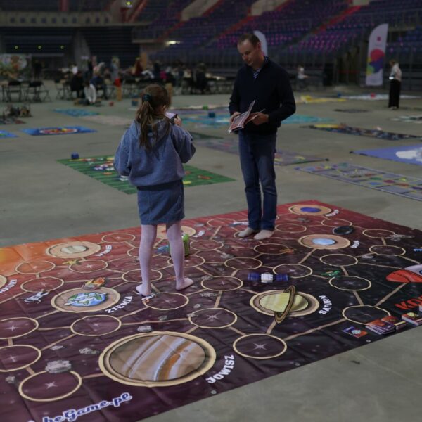 Gra „Kosmos” – edukacyjna ścieżka planetarna do skakania