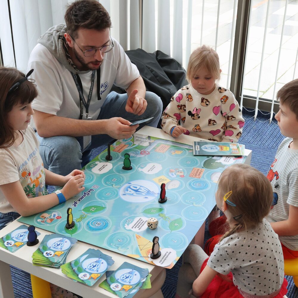 Edukacyjna gra planszowa, stolikowa o wodzie, dla dzieci. Pij wodę, dbaj o wodę. Woda