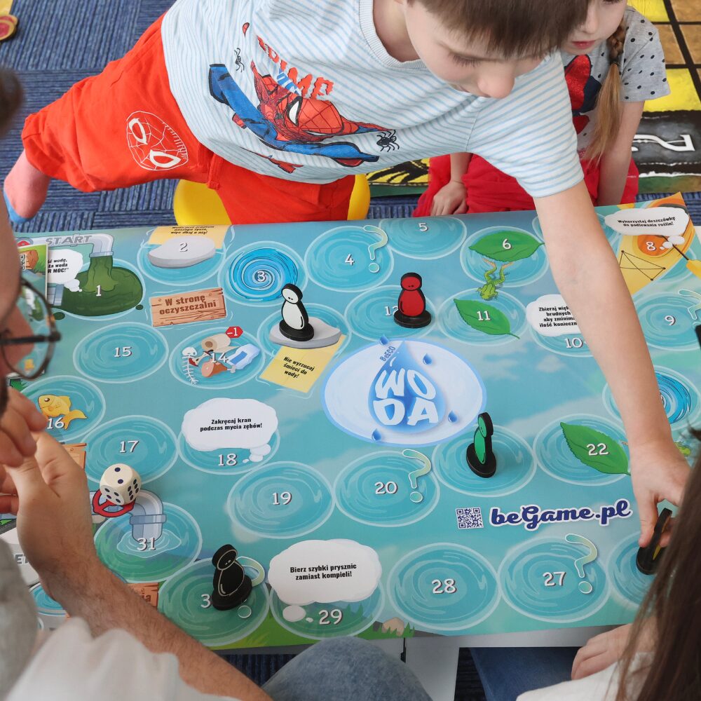 Edukacyjna gra planszowa, stolikowa o wodzie, dla dzieci. Pij wodę, dbaj o wodę. Woda