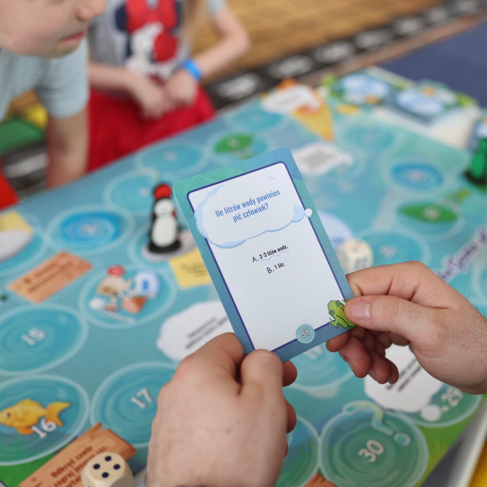 Edukacyjna gra planszowa, stolikowa o wodzie, dla dzieci. Pij wodę, dbaj o wodę. Woda